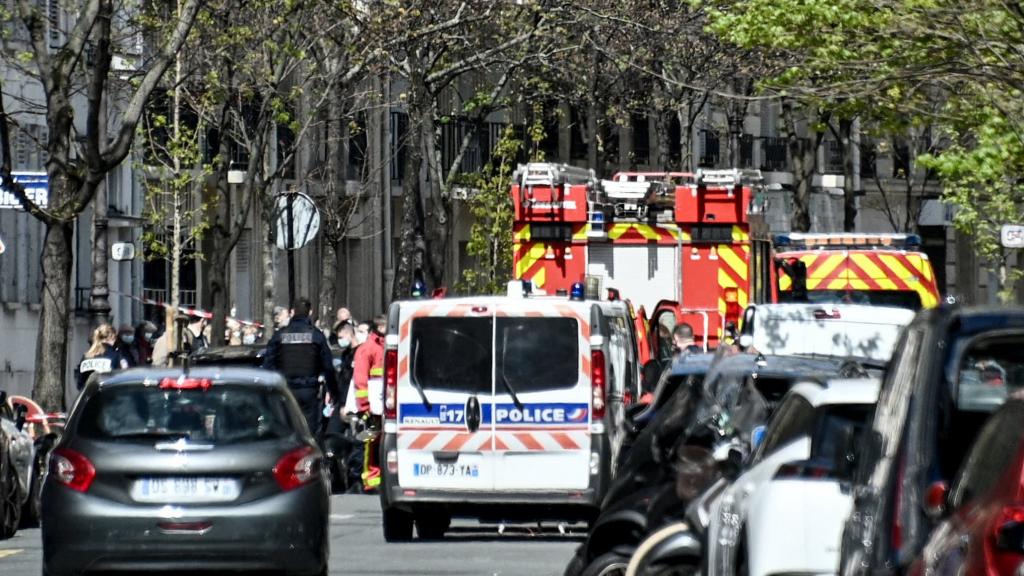 Coups de feu devant un hôpital à Paris : un mort et un blessé grave