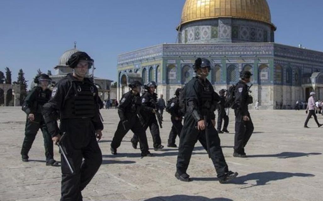 La police israélienne attaque des fidèles à la mosquée Al-Aqsa