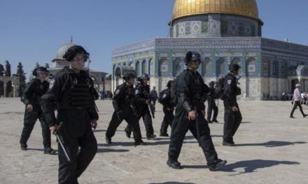 La police israélienne attaque des fidèles à la mosquée Al-Aqsa