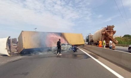 Un camion se renverse sur l'autoroute à péage