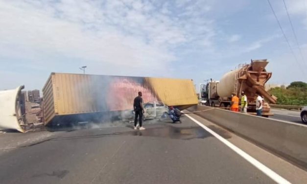 Un camion se renverse sur l'autoroute à péage