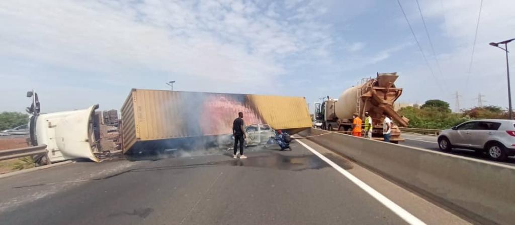 Un camion se renverse sur l'autoroute à péage