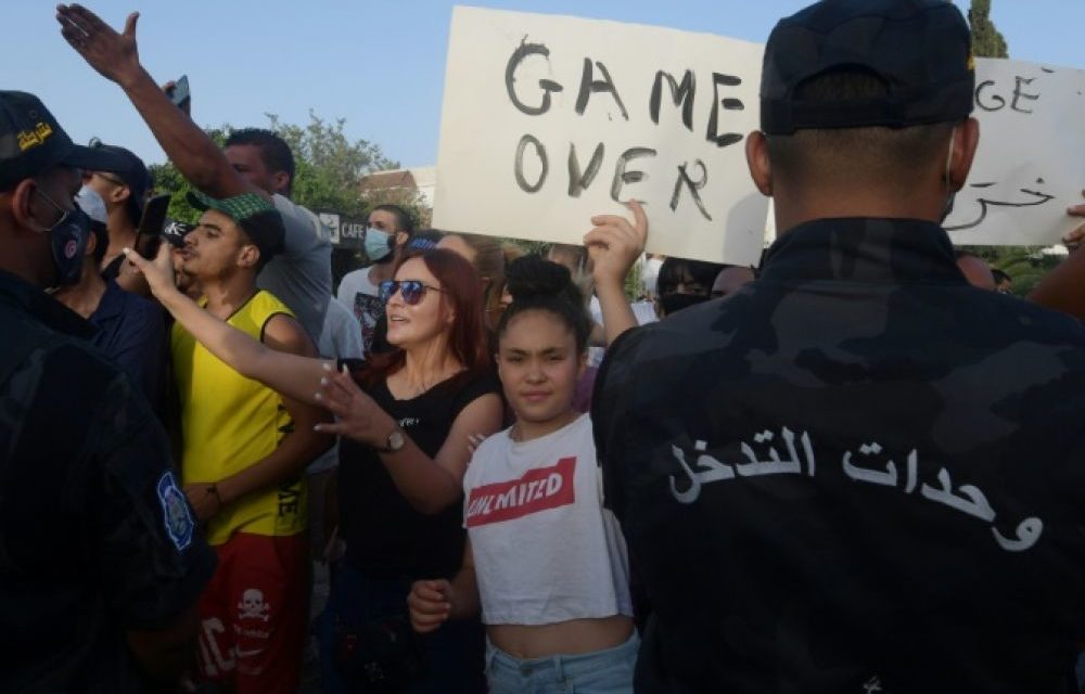 TUNISIE - Le chef du Parlement Ghannouchi en sit-in devant la chambre, bloquée par l'armée