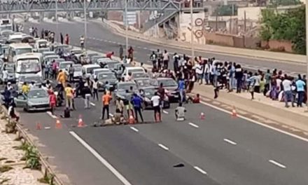 TIVAOUANE DIACKSAO - Les populations occupent l'autoroute à péage