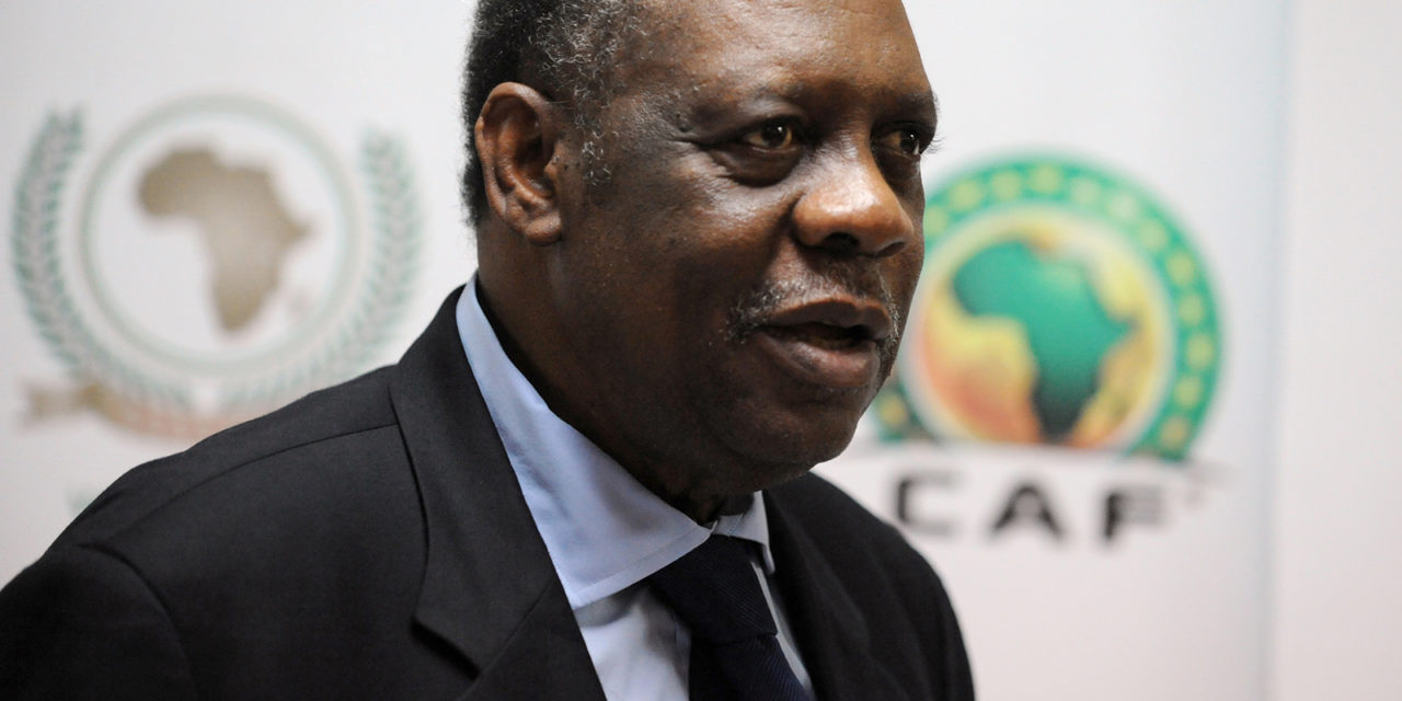 Issa Hayatou suspendu pour un an