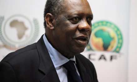 Issa Hayatou suspendu pour un an