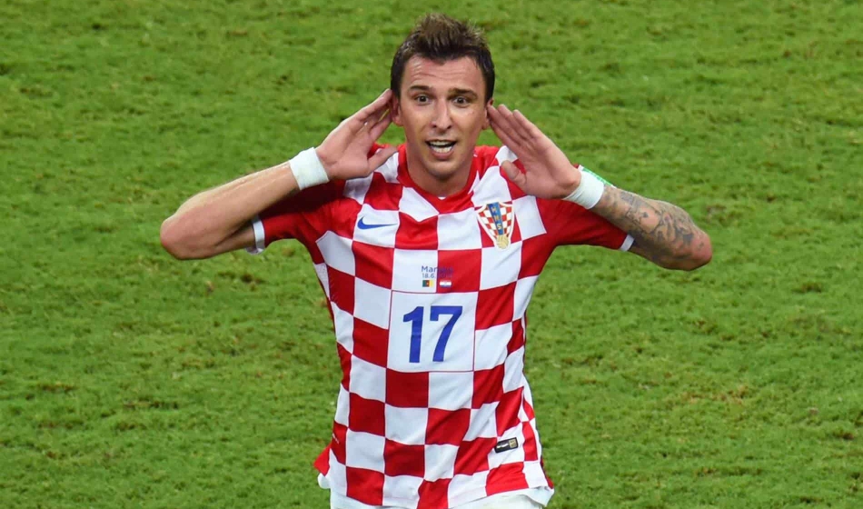 OFFICIEL - Mario Mandzukic range ses crampons