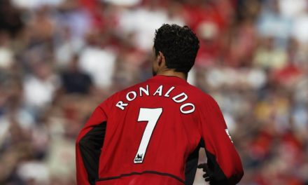 MAN U - Recherche maillot Ronaldo désespérément