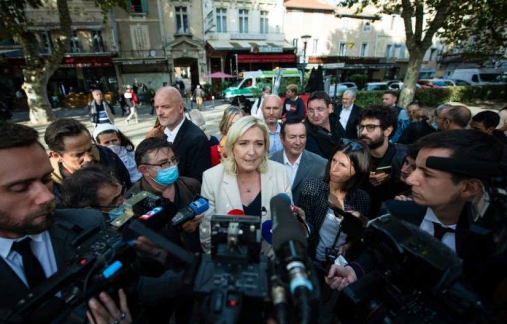 Zemmour devrait "réserver ses piques" à Macron, dit Marine Le Pen