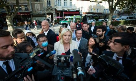 Zemmour devrait "réserver ses piques" à Macron, dit Marine Le Pen
