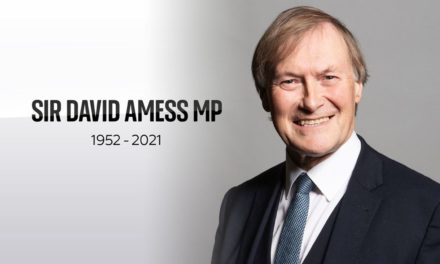 ROYAUME-UNI - Le député David Amess poignardé à mort dans sa circonscription