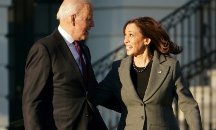 Biden, sous anesthésie pour une coloscopie, transfère temporairement le pouvoir à Kamala Harris