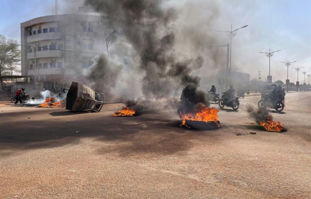 BURKINA - Les soldats encagoulés ont pris position devant la télévision nationale