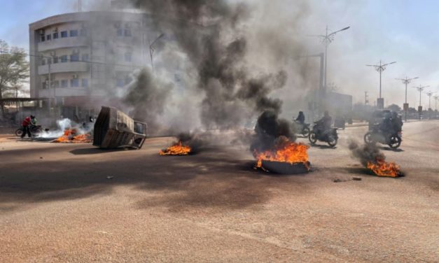 BURKINA - Les soldats encagoulés ont pris position devant la télévision nationale