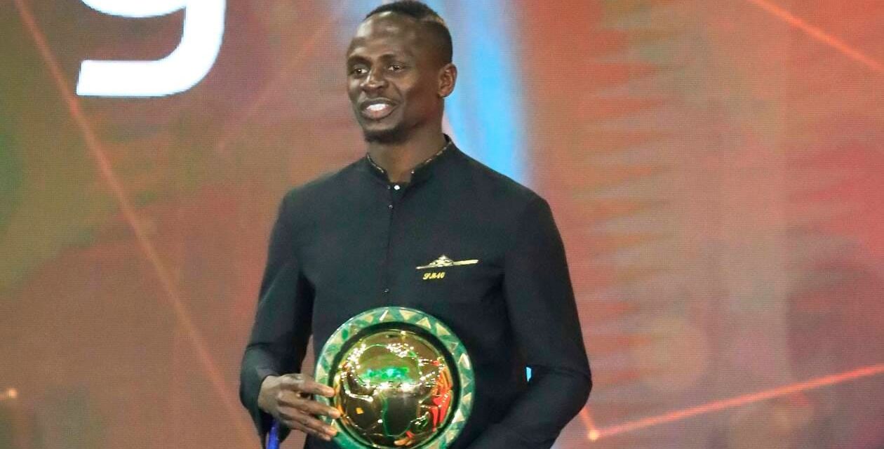 STADE ABDOULAYE WADE - Sadio Mané donne son Ballon d'or au musée Pape Bouba Diop