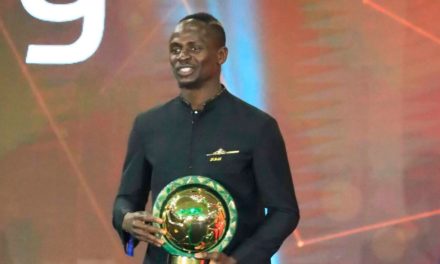 STADE ABDOULAYE WADE - Sadio Mané donne son Ballon d'or au musée Pape Bouba Diop