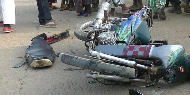 MATAM - un conducteur de moto Jakarta meurt dans un accident, les jeunes s'affrontent avec les forces de l'ordre