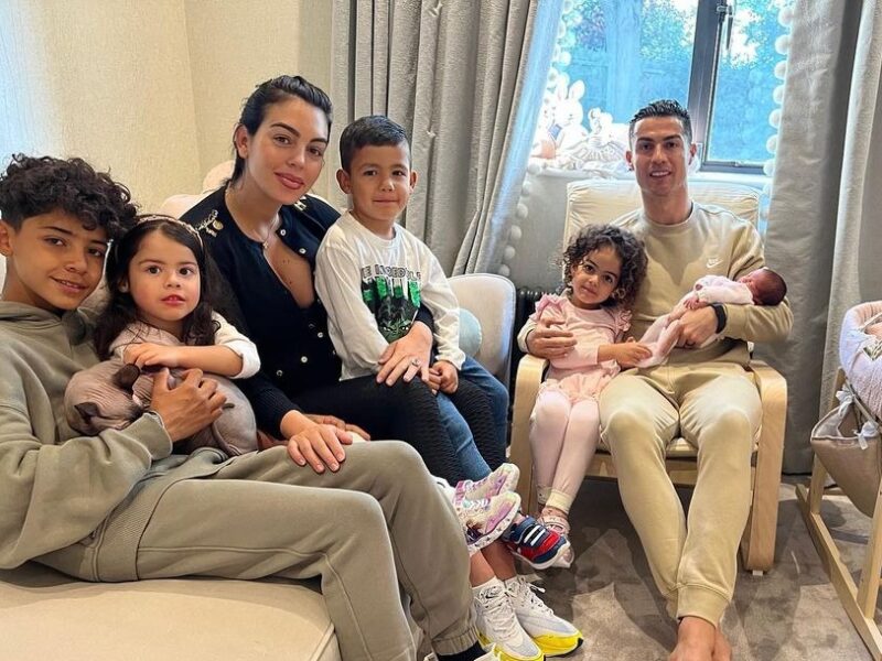 FOOTBALL - Cristiano Ronaldo partage la première photo de sa petite fille après la perte de son fils