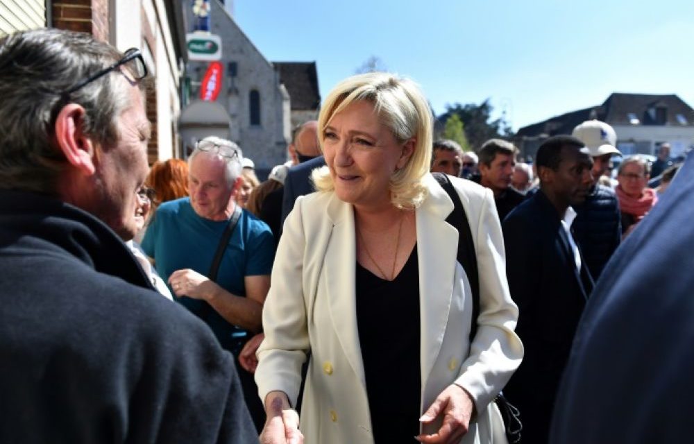 ACCUSEE DE DÉTOURNEMENT - Marine Le Pen dénonce "un coup fourré de l'UE"