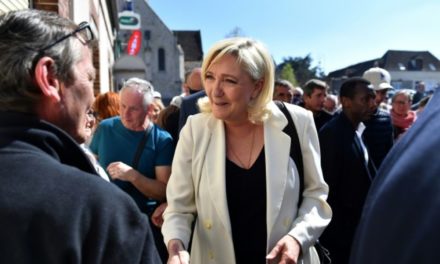 ACCUSEE DE DÉTOURNEMENT - Marine Le Pen dénonce "un coup fourré de l'UE"