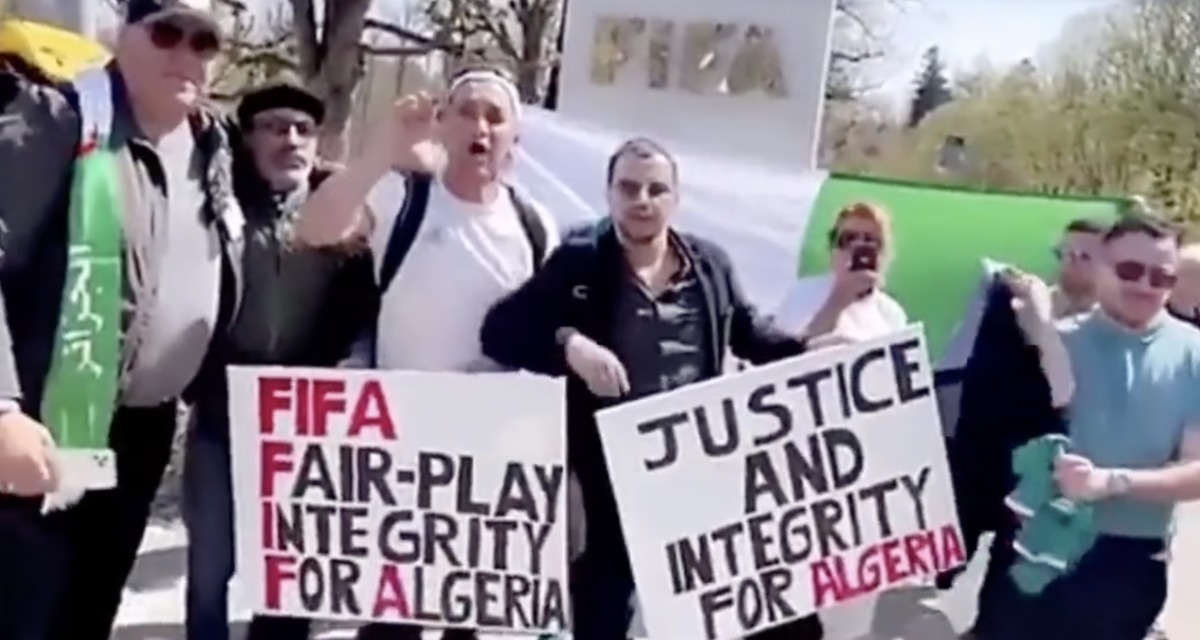 ALGÉRIE-CAMEROUN - Une centaine de supporters protestent devant le siège de la Fifa