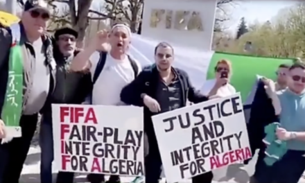 ALGÉRIE-CAMEROUN - Une centaine de supporters protestent devant le siège de la Fifa