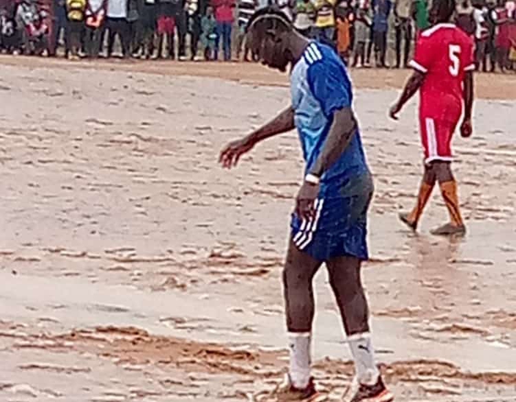 BAMBALI - Sadio Mané et ses amis jouent dans la boue