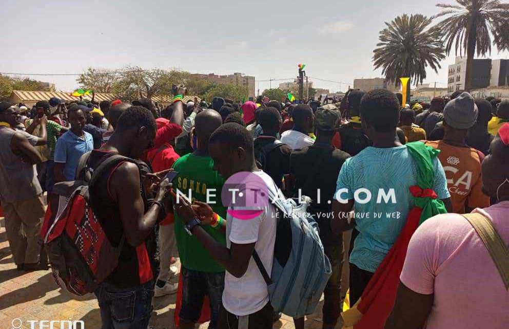 NETTALI TV - EXCROISSANCE DE LA MANIF DE YAW - Sonko acclamé à son domicile