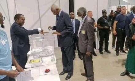 Arrêt sur Image - Le vote du président Abdou Diouf à Paris