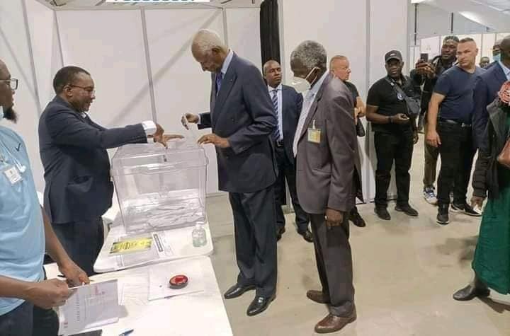 Arrêt sur Image - Le vote du président Abdou Diouf à Paris