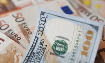 L'euro passe brièvement sous un dollar, une première depuis fin 2002