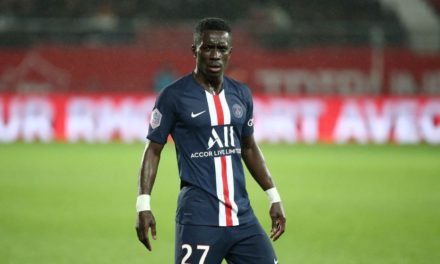 PSG - Gana Gueye poussé vers la sortie