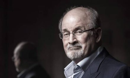 ETATS-UNIS - L’écrivain Salman Rushdie victime d’une attaque au couteau