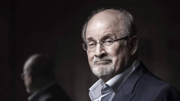 ETATS-UNIS - L’écrivain Salman Rushdie victime d’une attaque au couteau
