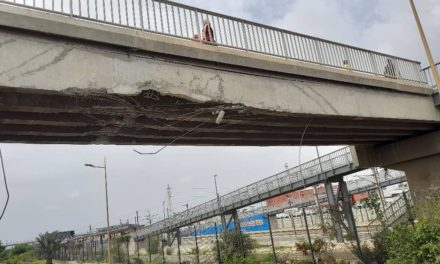 Un camion endommage la passerelle de Colobane