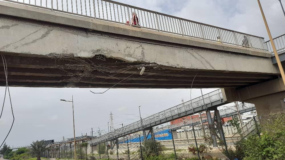 Un camion endommage la passerelle de Colobane