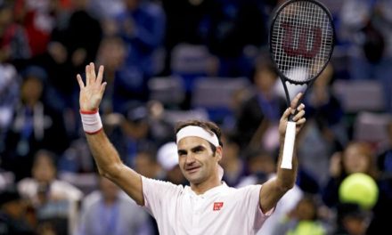 TENNIS - Roger Federer range sa raquette!