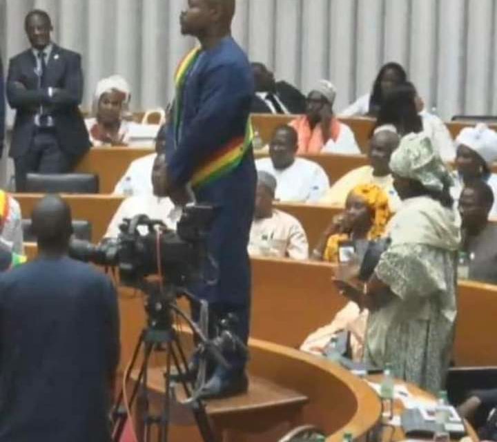 ASSEMBLÉE NATIONALE- Guy Marius Sagna déchire son bulletin et se fait malmener par les gendarmes