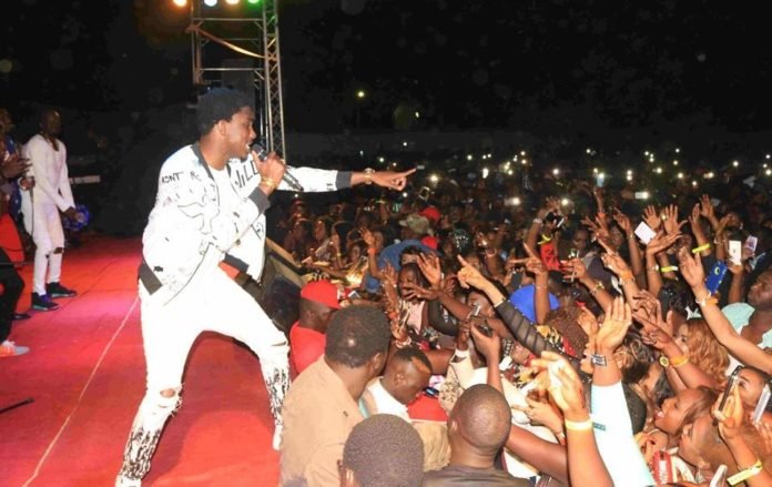 INJURES - Deux fans de Wally Seck condamnés à six mois ferme