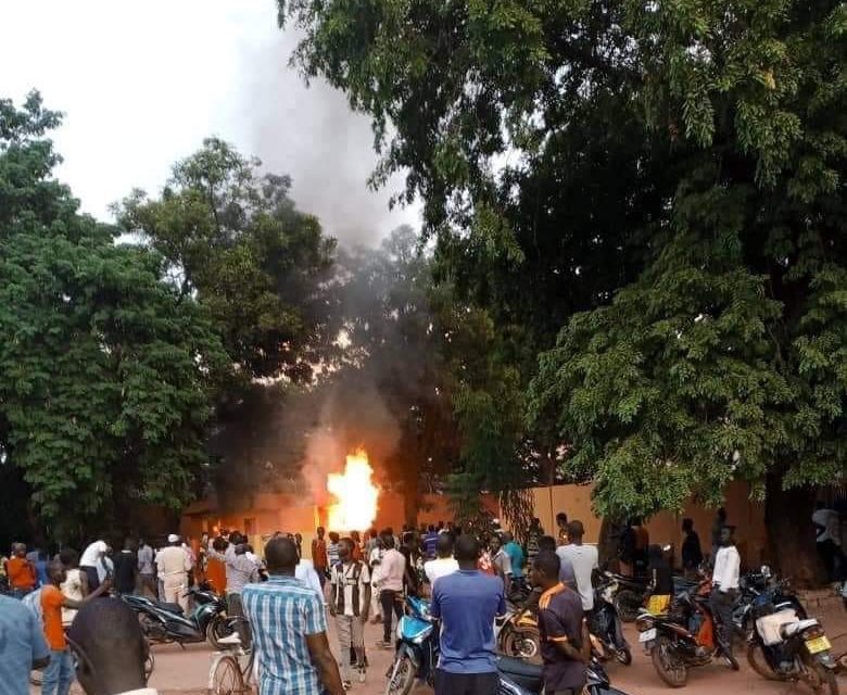 BURKINA FASO - l’Ambassade de France brûlé par des manifestants !