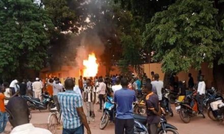 BURKINA FASO - l’Ambassade de France brûlé par des manifestants !