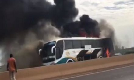 AUTOROUTE A PEAGE - Un bus en feu brûle 3 guichets