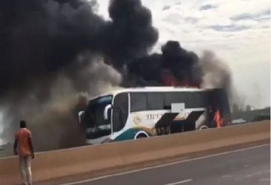 AUTOROUTE A PEAGE - Un bus en feu brûle 3 guichets