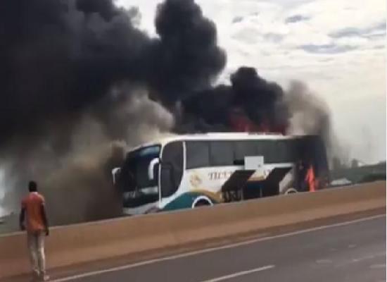 AUTOROUTE A PEAGE - Un bus en feu brûle 3 guichets