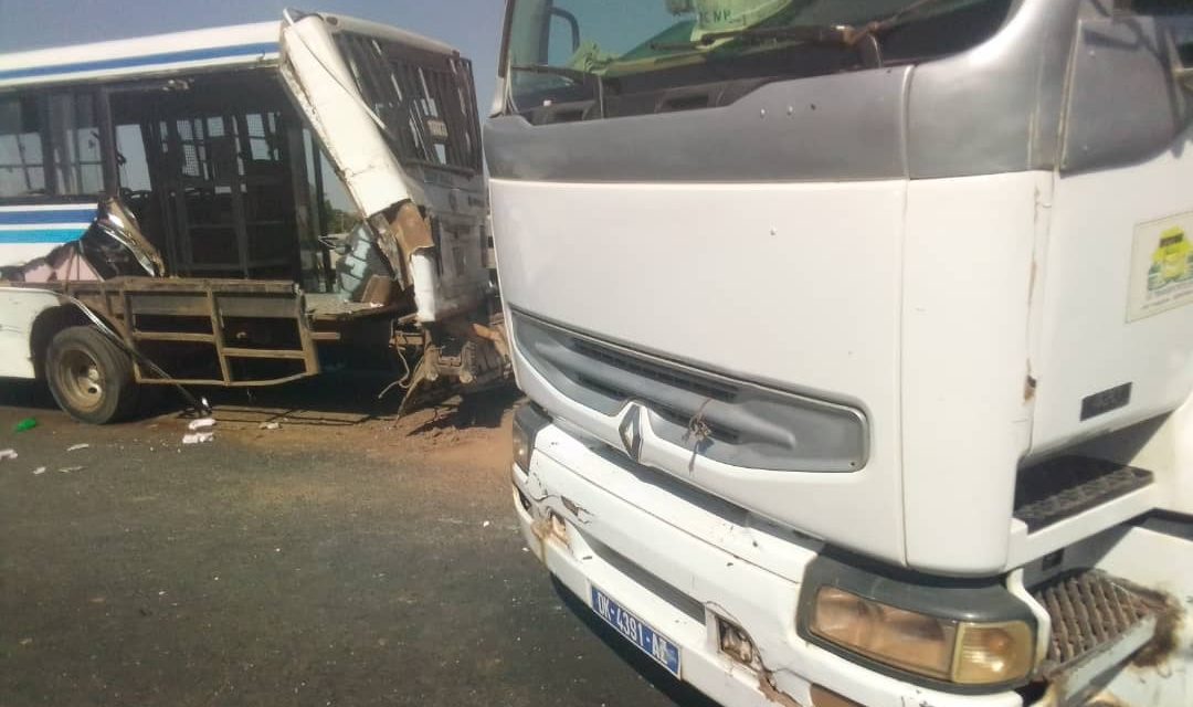 POSTE THIAROYE - Une collision entre un camion et un bus, fait plusieurs blessés