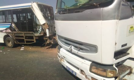POSTE THIAROYE - Une collision entre un camion et un bus, fait plusieurs blessés