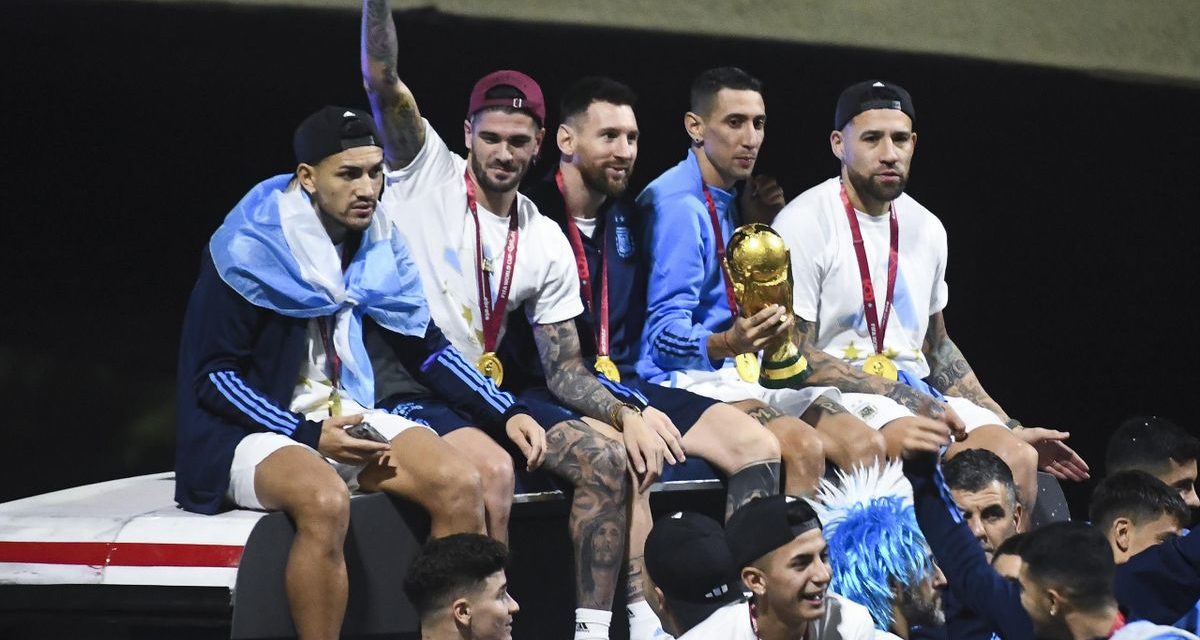 ARGENTINE - Bloqués, les champions du monde continuent la caravane en hélico