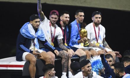 ARGENTINE - Bloqués, les champions du monde continuent la caravane en hélico