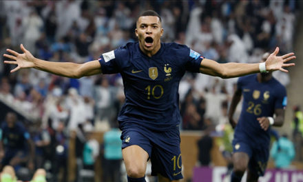 TRIPLÉ EN FINALE - Mbappé dans l'histoire !