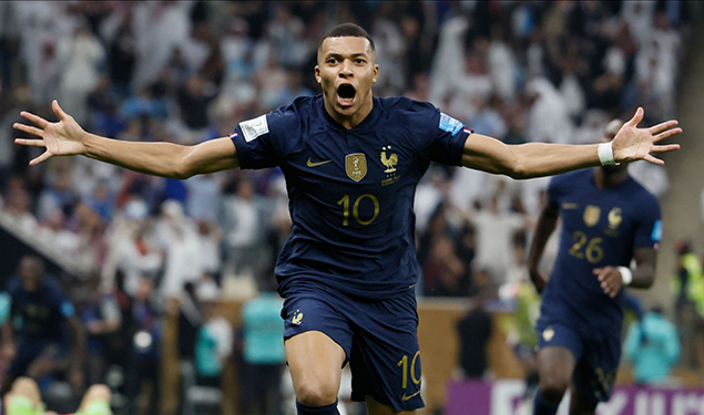 TRIPLÉ EN FINALE - Mbappé dans l'histoire !